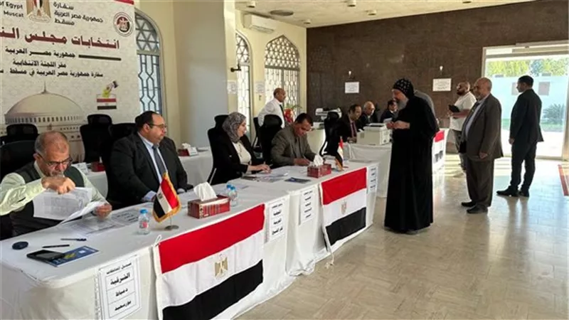 راعي الكنيسة المصرية بمسقط يدلي بصوته بانتخابات مجلس النواب