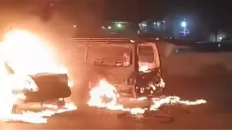 حريق يلتهم سيارة نقل محملة بالكرتون على الصحراوي الغربي بالمنيا