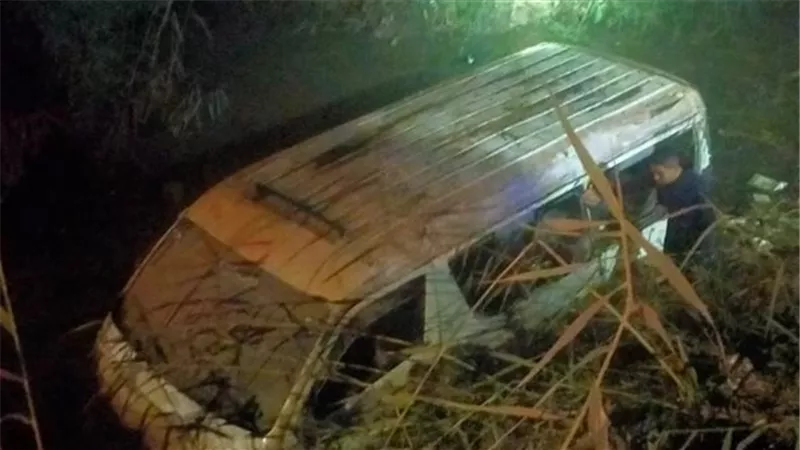الميكروباص وقع في الترعة.. إصابة 4 أشخاص في حادث انقلاب سيارة بطريق جامعة أسيوط 