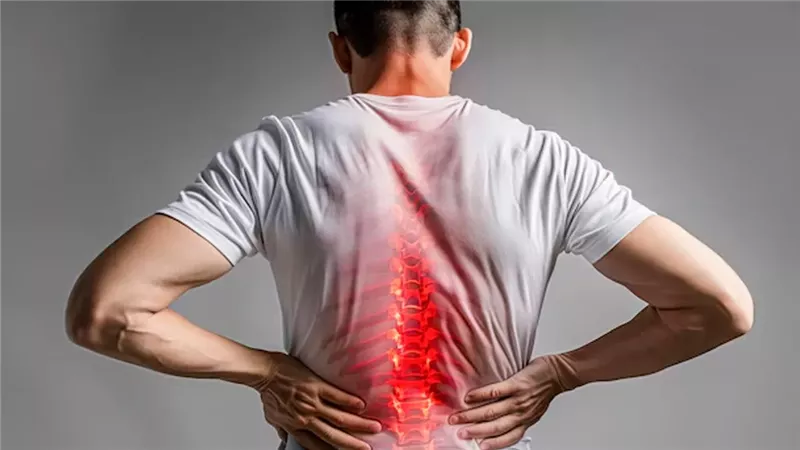 جلوس طويل وحياة بلا حركة.. أسباب زيادة معدلات آلام الظهر لدى الشباب