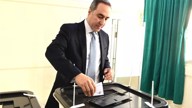 الأمين العام لمجلس النواب يدلي بصوته في انتخابات المرحلة الثانية