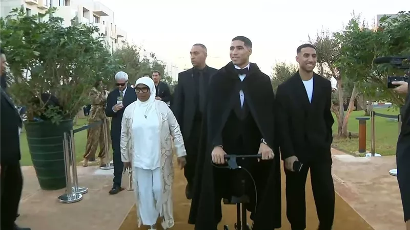 أشرف حكيمي يفوز بجائزة أفضل لاعب في أفريقيا لعام 2025