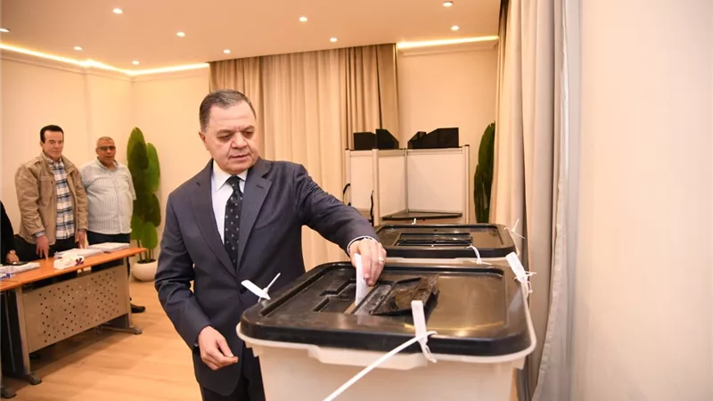 وزير الداخلية يدلي بصوته في انتخابات النواب ويؤكد انتظام الاقتراع