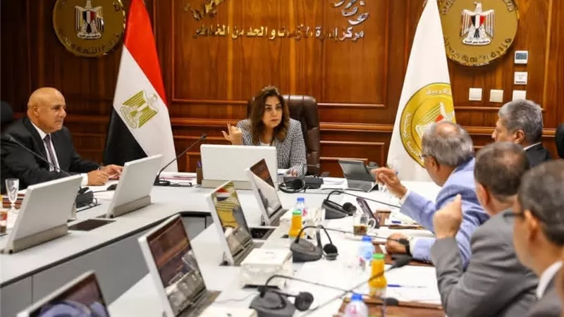 وزيرة التنمية المحلية ومحافظو الإسماعيلية والقليوبية يتابعون الانتخابات 2025 عبر كونفرانس