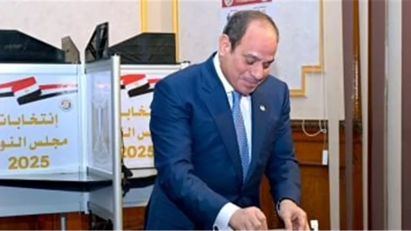 استقبال حافل للرئيس السيسي بأعلام مصر أمام لجنته الانتخابية (فيديو)