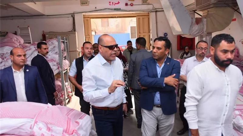إنذارات ومخالفات.. وزير العمل يقود جولة تفتيشية جديدة بمناطق صناعية بالسويس