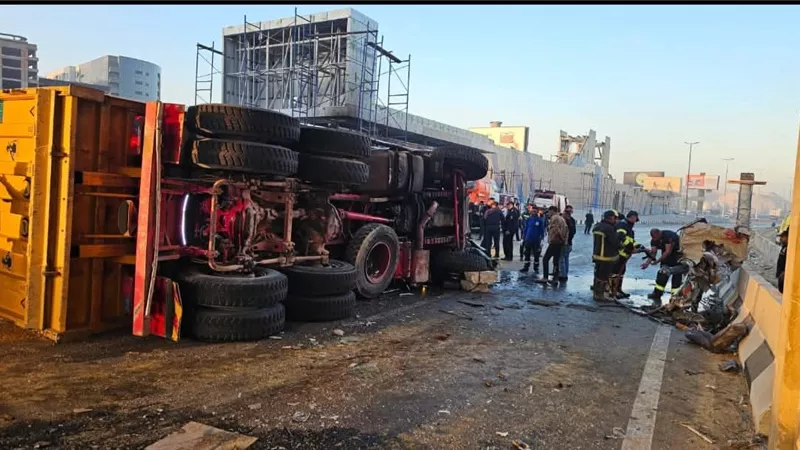 حادث مروع.. مصرع شخصين في انقلاب تريلا علي سيارة ملاكي بمحور القاهره الدائري (صور)