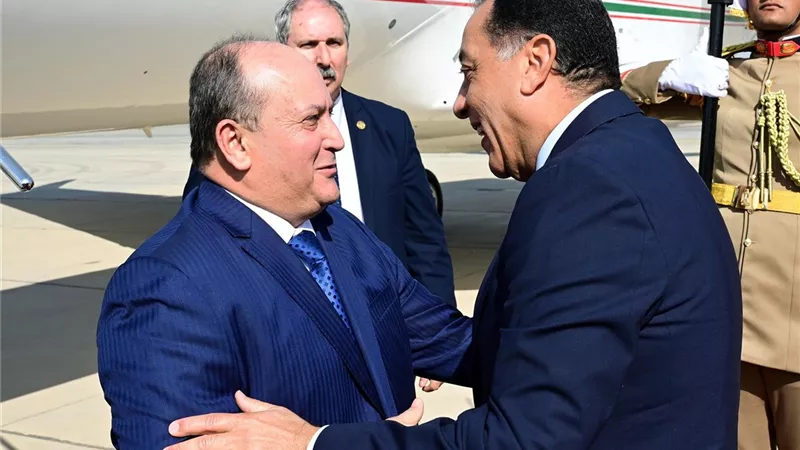 رئيس الوزراء يستقبل الوزير الأول للجمهورية الجزائرية بمطار القاهرة الدولي