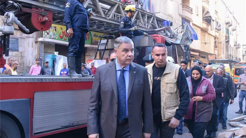محافظ الإسكندرية يتابع تداعيات انهيار عقار بنطاق حي غرب