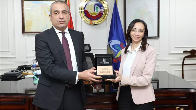 رئيس البنك الزراعي المصري يستعرض مع  محافظ البحيرة برامج تمويل صغار المزارعين لتحقيق التنمية الزرعية والريفية