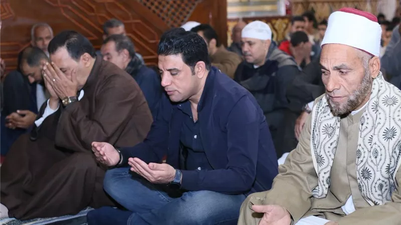 نائب محافظ سوهاج يؤدي الجمعة ببلصفورة ويكرّم حفظة القرآن الكريم
