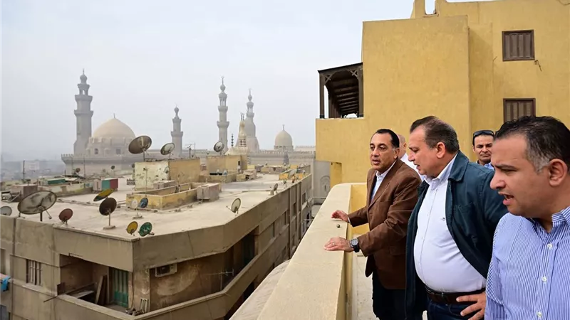 رئيس الوزراء يتفقد أعمال إعادة إحياء منطقة 