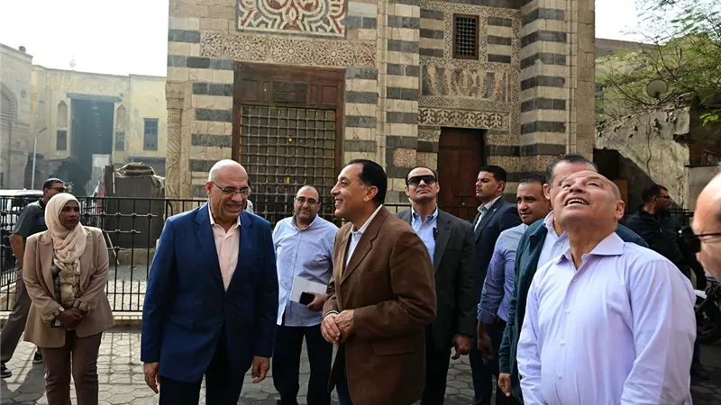مدبولي يتجول بمنطقة 