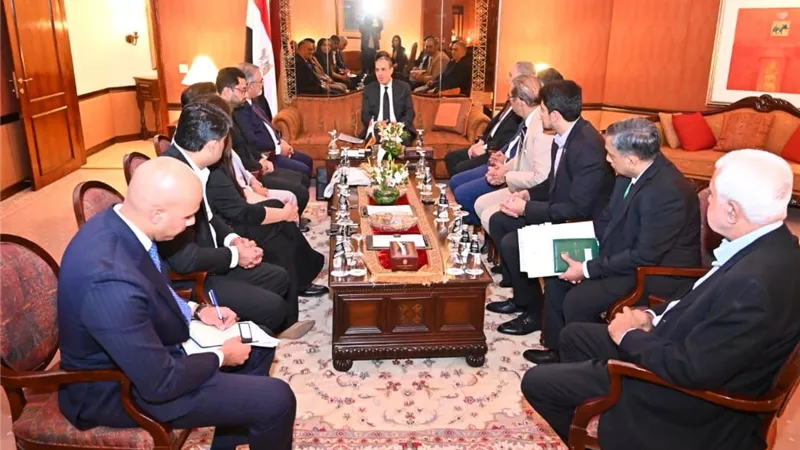وزير الخارجية يلتقي قيادات غرف التجارة والصناعة ومسؤولي كبرى الشركات الباكستانية