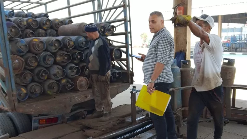 ضبط مصنع لتعبئة البوتاجاز تلاعبَ في الأوزان وطرَح أسطواناتٍ ناقصةً بالجيزة 