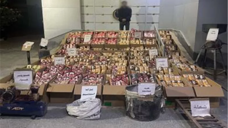 ضبط عامل يدير ورشة لتصنيع وبيع 800 ألف قطعة ألعاب نارية بالفيوم 