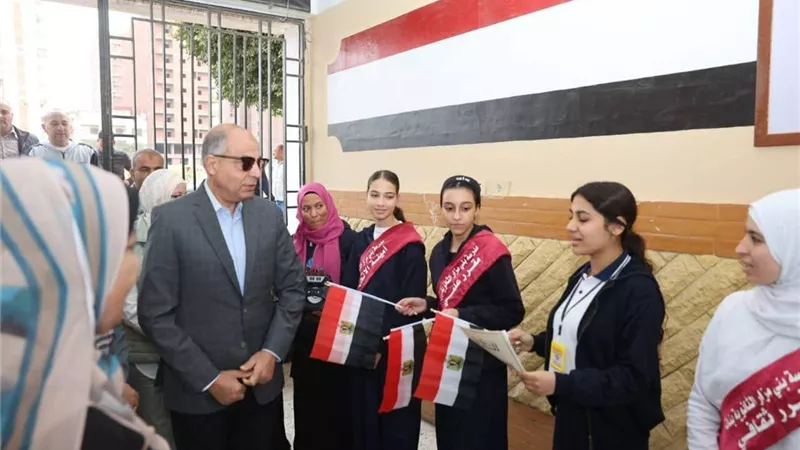 محافظ المنيا يشيد بانضباط وتميز طالبات بني مزار الثانوية بنات