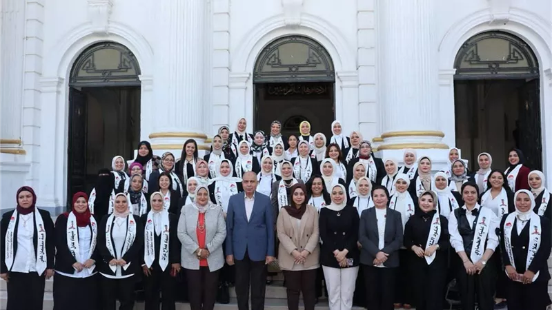 محافظ المنيا يهنئ خريجات الدفعة الرابعة من برنامج المرأة تقود
