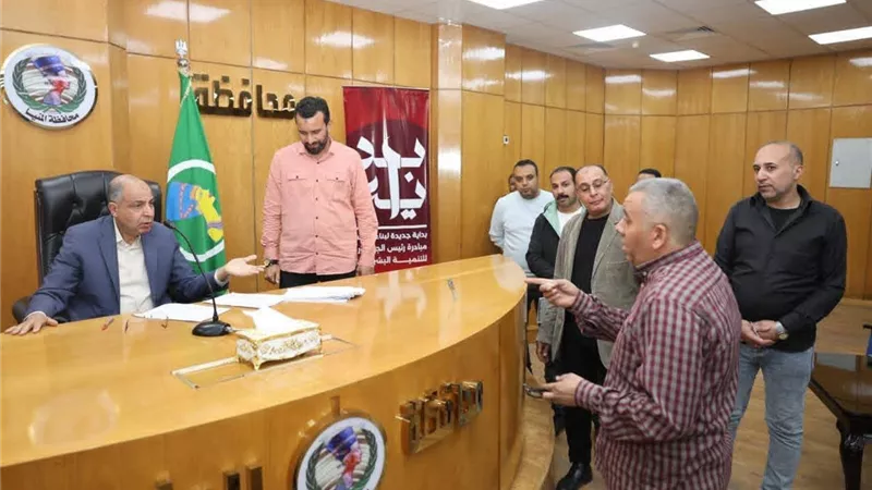محافظ المنيا يلتقي المواطنين بالعزبة ويستجيب لمطالبهم