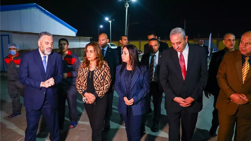 وزيرتا التنمية المحلية والتضامن ومحافظ الغربية يتفقدون محطة طنطا لإنتاج البيض