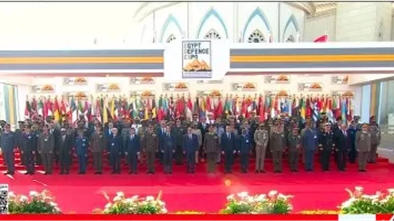 الرئيس السيسي يتوسط صورة تذكارية مع المشاركين فى معرض 