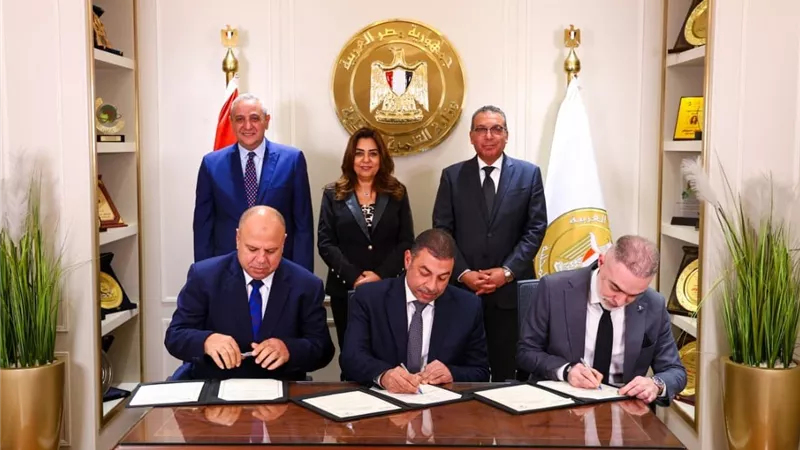 شراكة جديدة.. توقيع عقد تشغيل وإدارة مرفقي النقل الداخلي بطنطا والمحلة