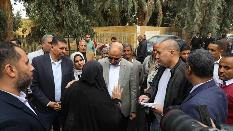 محافظ المنيا يتفقد شوارع بني محمد سلطان ويؤكد تلبية احتياجات الأسر الأولى بالرعاية