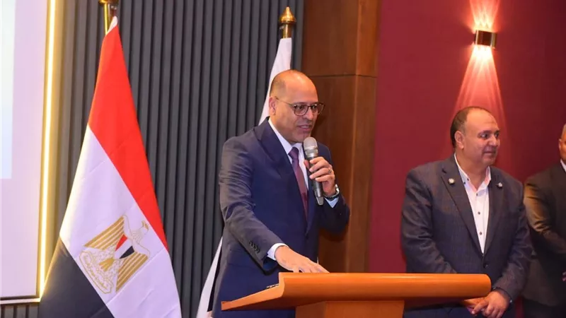 وزير العمل يفتتح محطتين للطاقة الشمسية في 