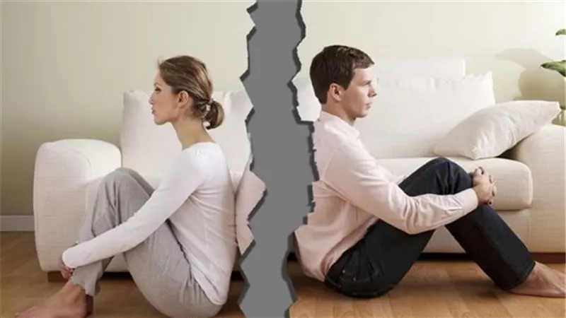 سيدة تنهار أمام محكمة الأسرة بعد عام من الزواج: شوفت جوزي بيتحرش ببنتي