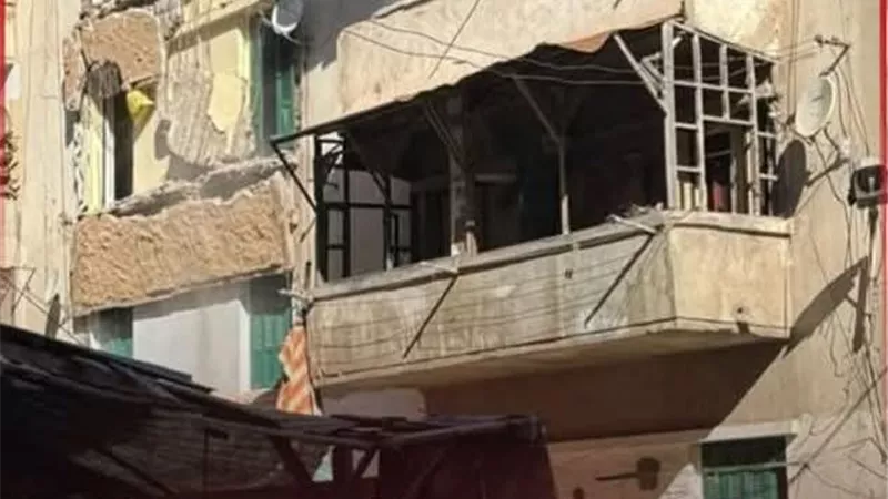 انهيار شرفات عقار بونجت بالإسكندرية وإصابة اثنين من المارة