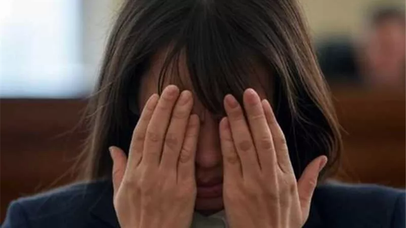 سيدة تبكي أمام المحكمة لطلب الخلع من زوجها: تعبت من دور الأم مش الزوجة