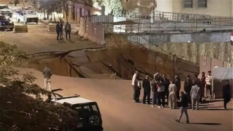 هبوط أرضي في حي النرجس بالتجمع الخامس.. ما سبب هذا الحدث المفاجئ؟