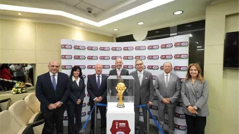 البنك الأهلي يستقبل نسخة كأس الأمم الأفريقية الأصلية للكاف 2025 في مقره