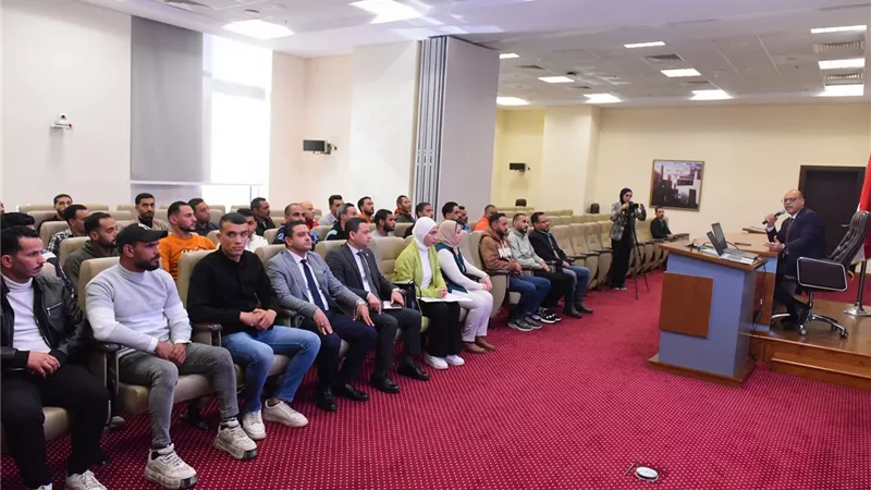 وزير العمل بعد تسليم عقود عمل للشباب: أنتم سفراء لمصر في الخارج
