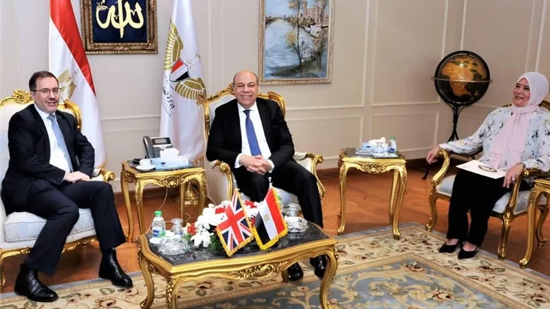وزير الطيران يبحث مع السفير البريطاني توسيع الشراكة وتطوير مشروعات البنية التحتية