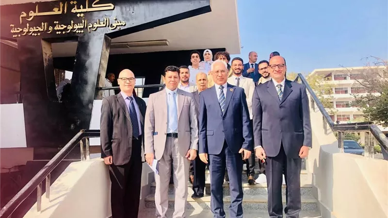 عصام فرحات يترأس مناقشة رسالة ماجستير حول المعادن النادرة بالصحراء الشرقية