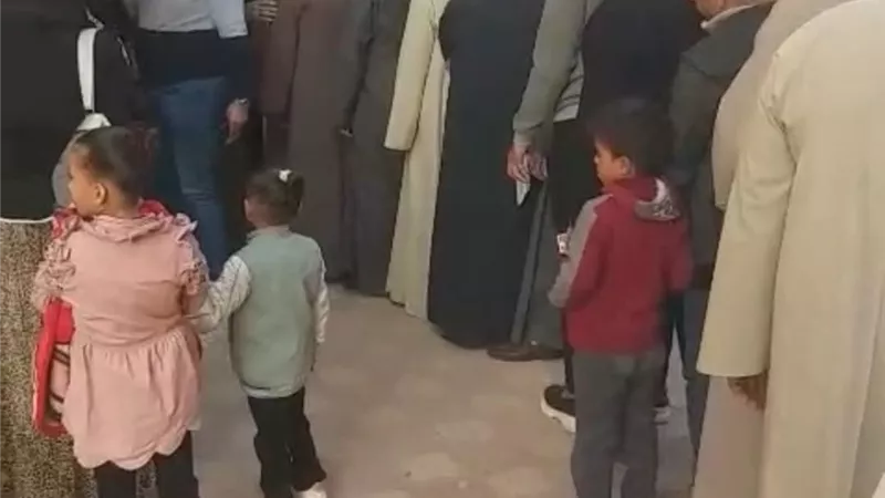 إقبال الناخبين للإدلاء بأصواتهم في لجنة العجميين بالفيوم بانتخابات مجلس النواب