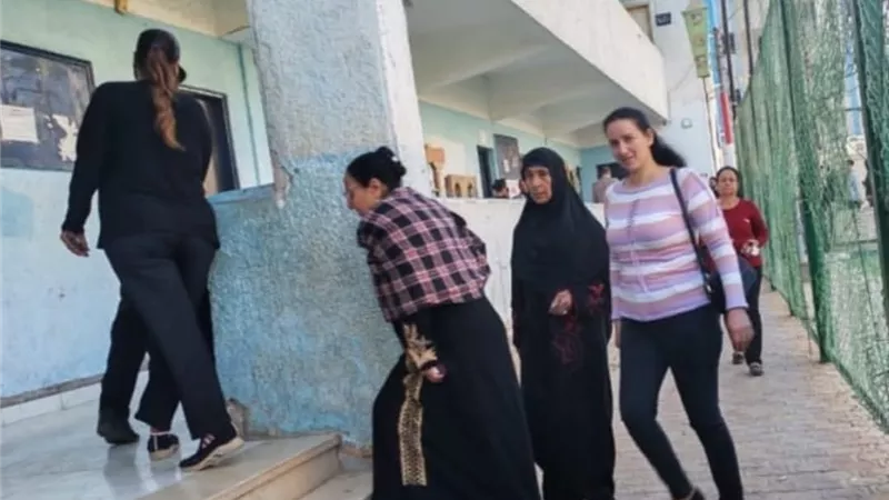 إقبال الناخبين للإدلاء بأصواتهم في لجنة مركز شباب الفتح بأسيوط بانتخابات 