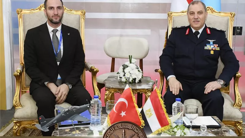 لقاءات ثنائية واسعة وتوقيع عقود تعاون عسكري على هامش معرض «إيديكس 2025»
