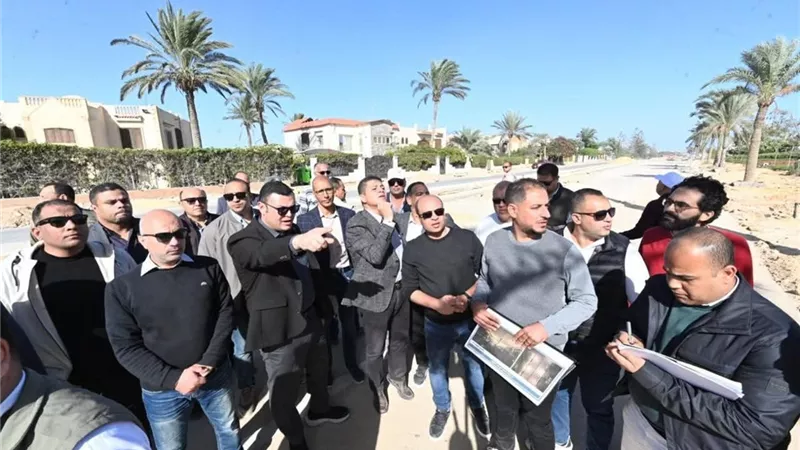 وزير الإسكان يتفقد مشروع 