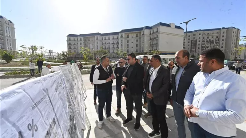 وزير الإسكان يتفقد الأبراج الشاطئية وكومبوند 