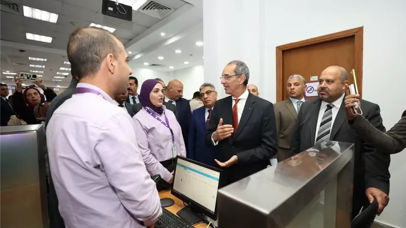 وزير الاتصالات يفتتح مكتب بريد المنصورة الرئيسي بعد تطويره وتحديثه التكنولوجي
