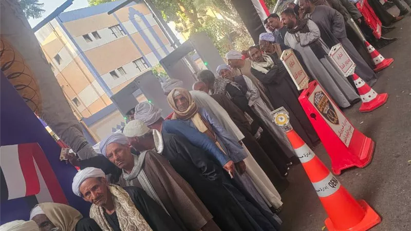 إقبال من الناخبين بمحافظة قنا للإدلاء بأصواتهم في انتخابات مجلس النواب 