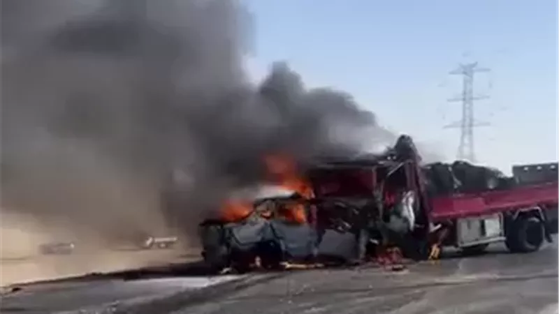 العربية اتفحمت بالكامل.. وفاة 4 مستشارين في حادث على طريق صحراوي المنيا