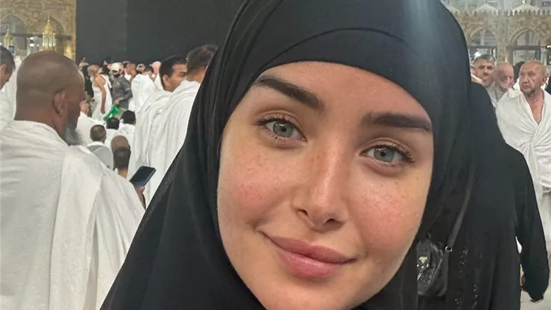 هنا الزاهد تؤدي مناسك العمرة على هامش حضورها مهرجان البحر الأحمر