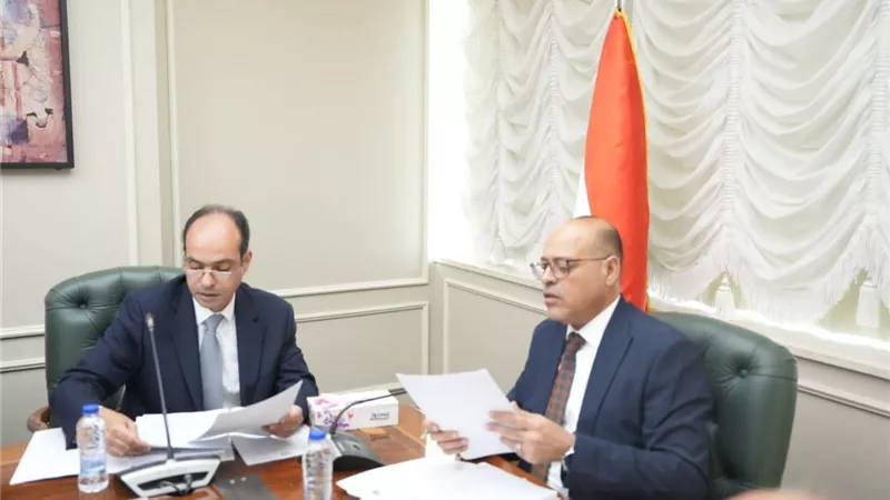 وزير العمل يعقد اجتماعًا مع ممثلي 