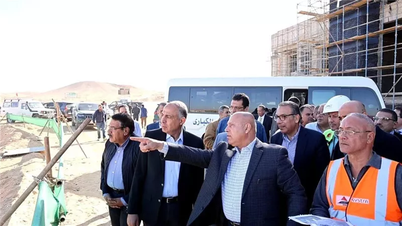 محافظ المنيا يستقبل نائب رئيس الوزراء لتفقد مسار القطار الكهربائي السريع