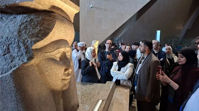 المتحف المصري الكبير يستقبل وفد الألكسو.. إشادة واسعة بالتجربة المتحفية الأكبر عالميًا