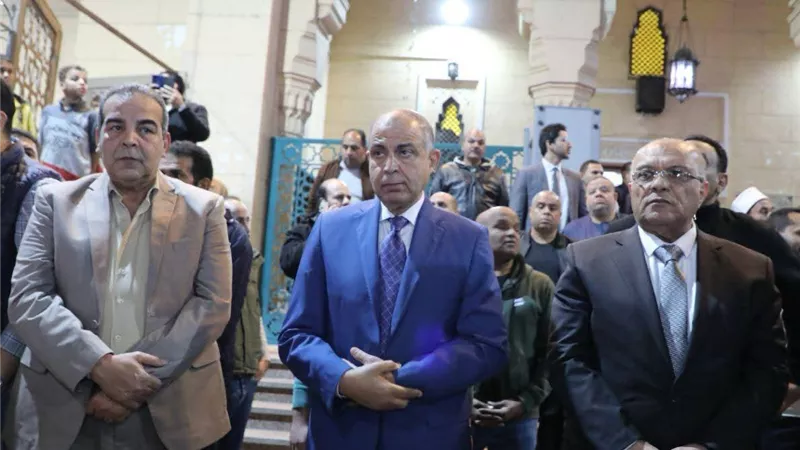 محافظ المنيا يؤدي صلاة الجنازة على قضاة ضحايا حادث الطريق الصحراوي