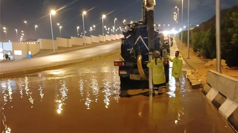 استنفار بالقابضة للمياه.. تحركات عاجلة لسحب تجمعات الأمطار بالمحافظات